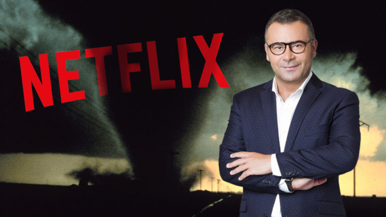 Jorge Javier Vázquez sonríe delante de un tornado que engulle el logotipo de Netflix
