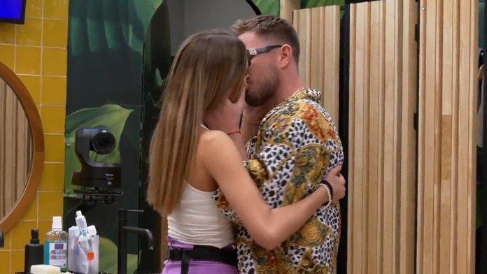 Tom y Sara beso